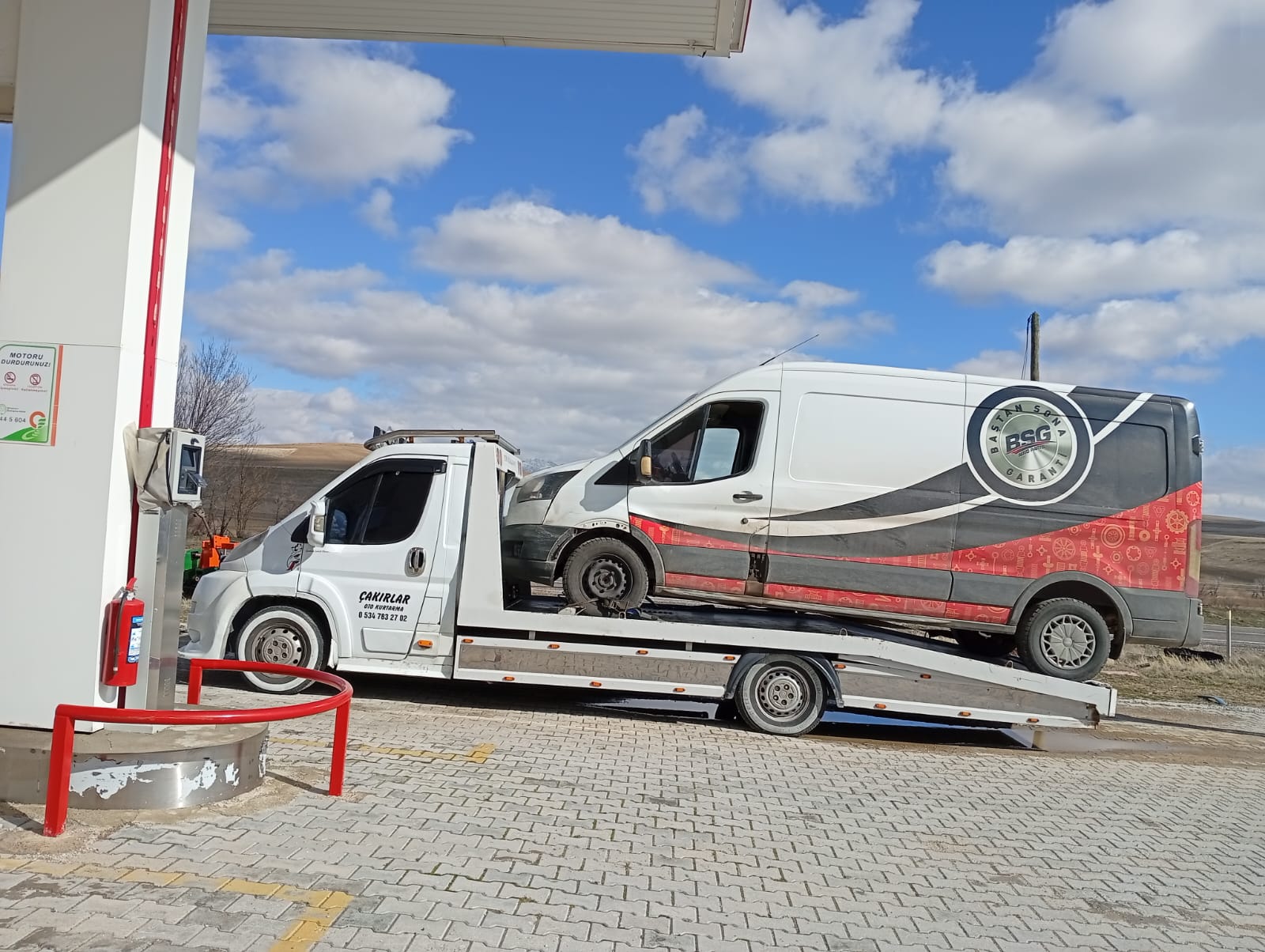 Açık yolda araç taşıyan oto kurtarma çekicisi illüstrasyonu