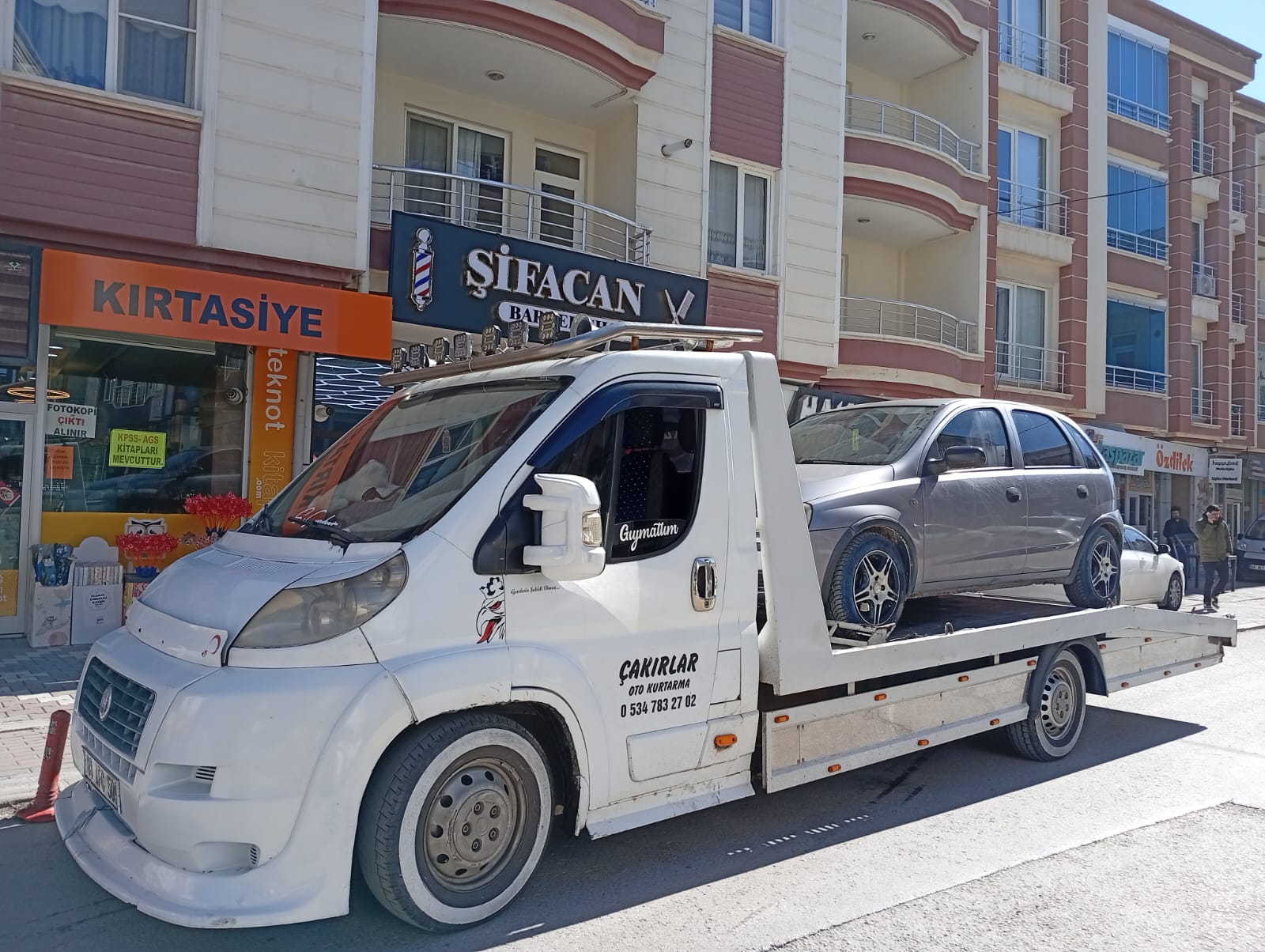 Aksaray merkezde aracı taşıyan kırmızı çekici illüstrasyonu