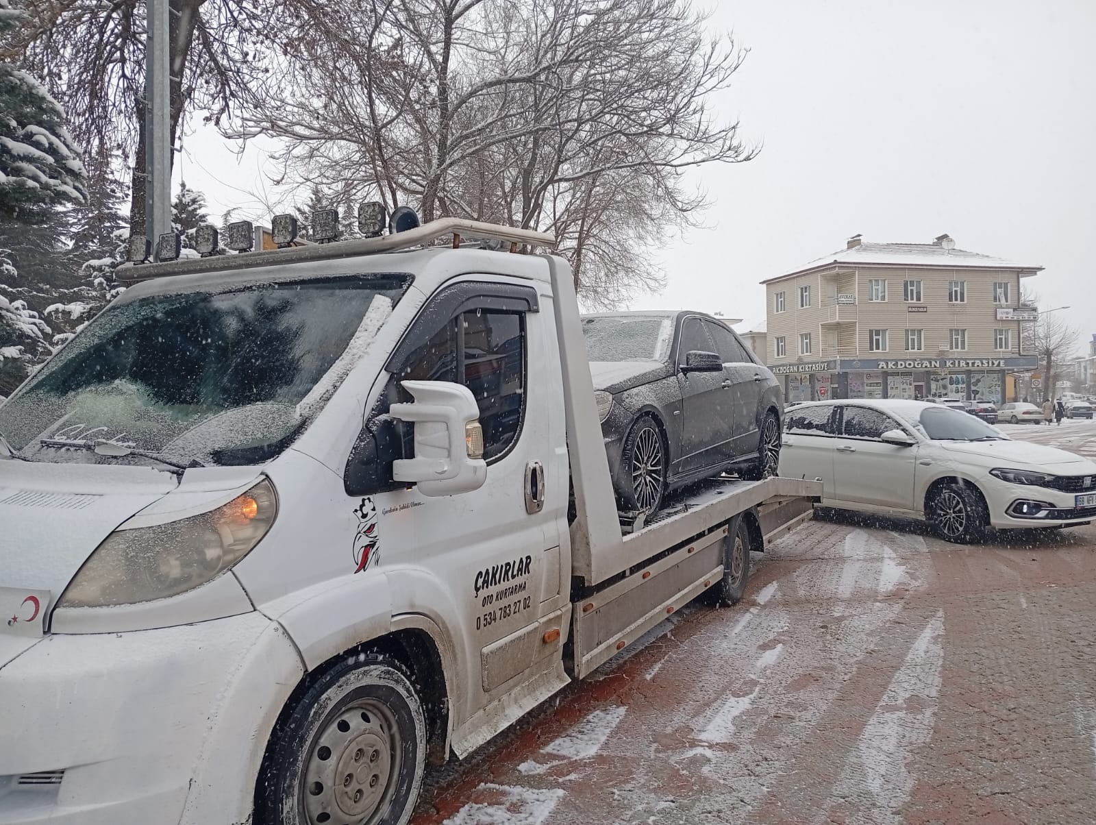 Yağmurlu havada güvenli çekici yüklemesi yapan ekip illüstrasyonu